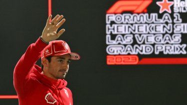 El piloto monegasco de Ferrari, Charles Leclerc, celebra tras terminar en la pole position en la sesión de clasificación para el Gran Premio de Fórmula 1 de Las Vegas, el 18 de noviembre de 2023, en Las Vegas, Nevada.  