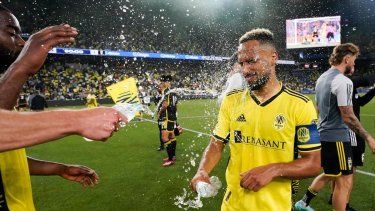 Los jugadores del Nashville SC lanzan agua a su compañero Hany Mukhtar tras la victoria 3-1 ante Columbus en la MLS, el domingo 28 de mayo de 2023, en Nashville.