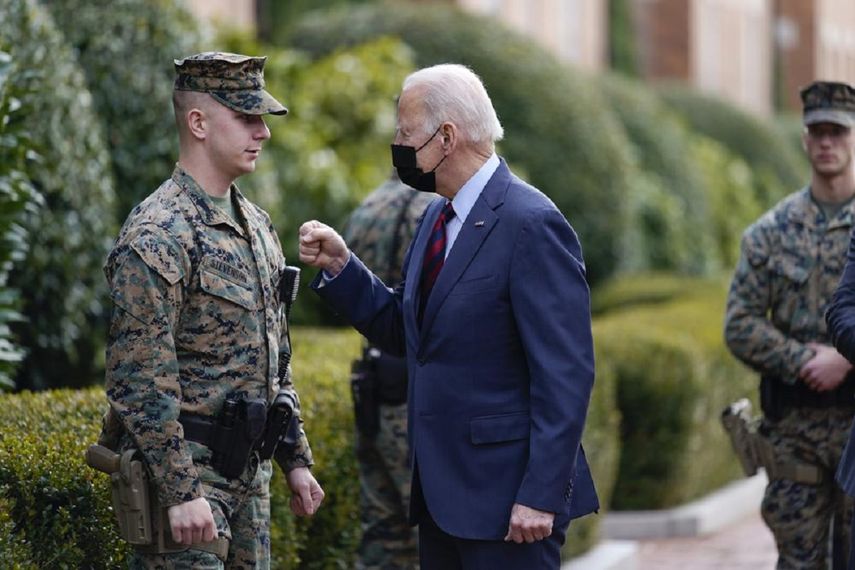 El presidente de Estados Unidos, Joe Biden, saluda a un infante de Martina el 25 de enero de 2022 en Washington, D.C