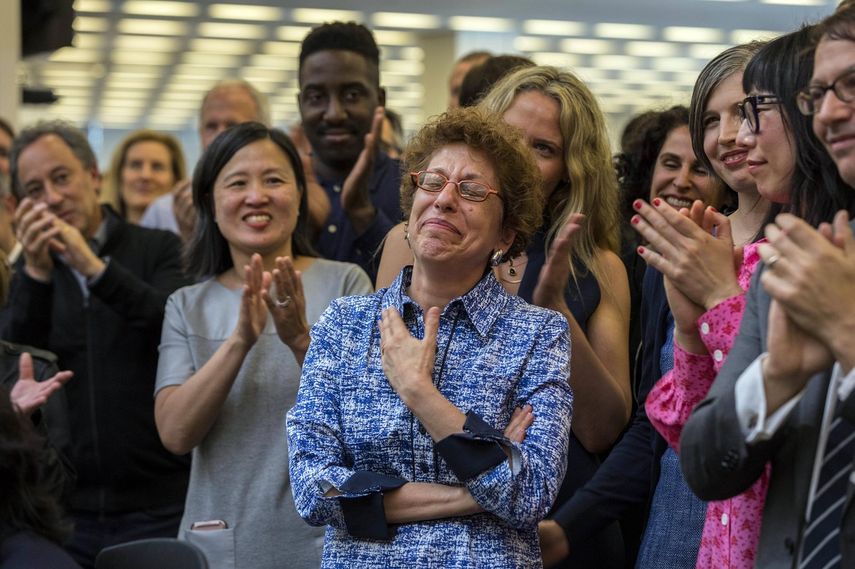 Fotografía cedida por The New York Times de Susan Chira, de la sala de redacción, quien es aplaudida por sus colegas luego de que el periódico ganara el Premio Pulitzer de Servicio Público en Nueva York, EEUU.