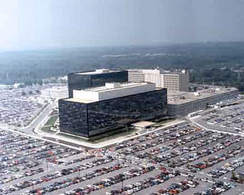 El Mundo dijo que el sistema de metadata usado por la NSA también puede monitorear mensajes electrónicos y textos telefónicos.  En la foto, una vista aérea del edificio de la NSA.(AP)