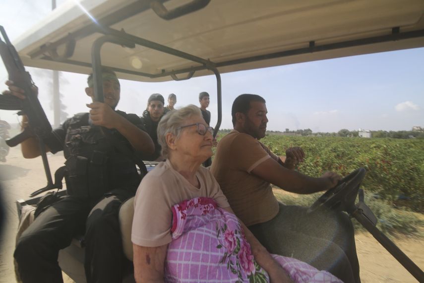 Palestinos transportan a una civil israelí capturada, centro, del kibbutz Kfar Azza a la Franja de Gaza, sábado 7 de octubre de 2023. ARCHIVO.