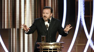 El anfitri&oacute;n Ricky Gervais habla en la 77 entrega anual de los Globos de Oro.&nbsp;