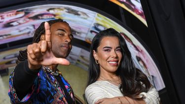 El cantante cubano Yotuel y la actriz y directora española Beatriz Luengo posan para una foto en el Teatro Chino TCL en Hollywood, California, el 1 de junio de 2023. El documental sobre la canción Patria y Vida aterriza en el Festival de Cine Latino de Los Ángeles.