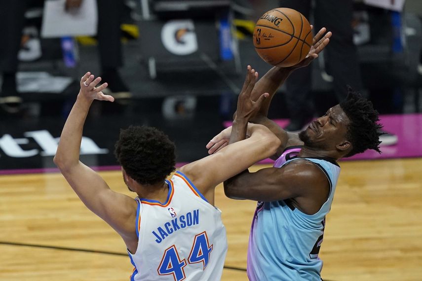 El alero del Thunder de Oklahoma City Justin Jackson defiende al alero del Heat de Miami Jimmy Butler en la segunda mitad del juego del lunes 4 de enero de 2021, en Miami.