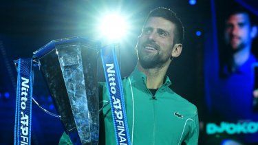 El serbio Novak Djokovic posa con el trofeo después de ganar el partido final contra el italiano Jannik Sinner en el torneo de tenis ATP Finals en Turín el 19 de noviembre de 2023. &nbsp;