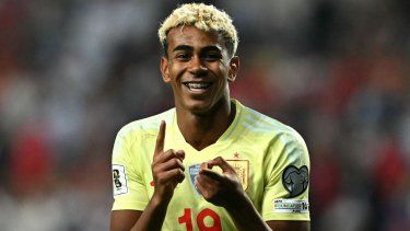 El atacante Lamine Yamal celebra tras anotar un gol con la selección de España.