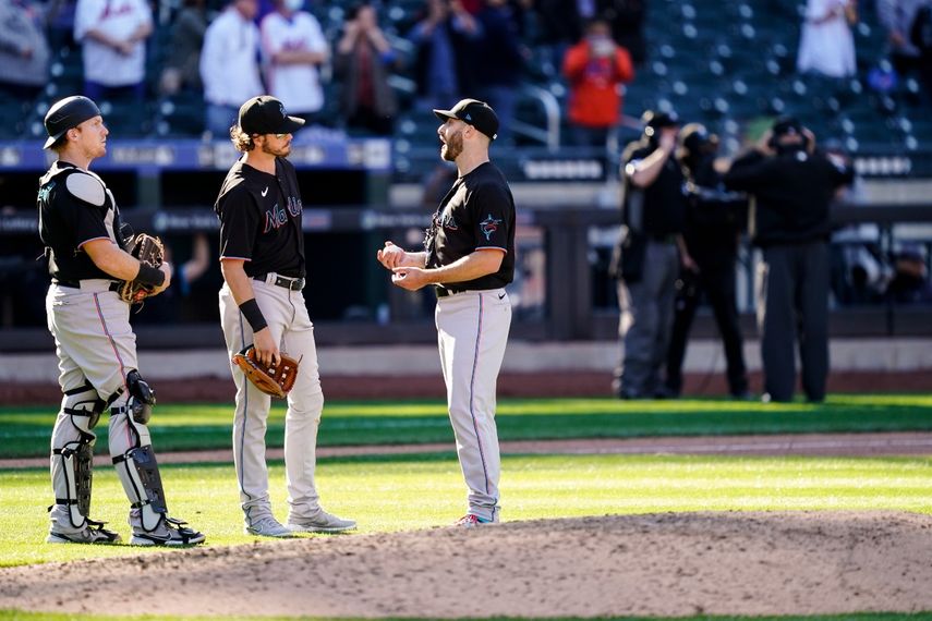 El relevista&nbsp; de los Marlins de Miami Anthony Bass (52) espera a que los árbitros revisen el video de un lanzamiento que golpeó a Michael Conforto de los Mets de Nueva York con las bases llenas en la baja de la novena entrada&nbsp;