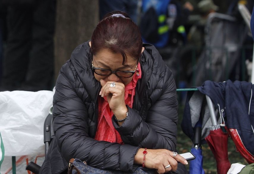 Una mujer&nbsp;espera mientras las brigadas de rescate buscan a sus familiares entre los escombros que dejó el sismo de magnitud 7,1 en la escala de Richter, que sacudió fuertemente la capital mexicana este martes 19 de septiembre.&nbsp;