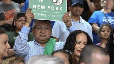 En esta fotograf&iacute;a del 17 de junio de 2019, un manifestante sostiene un letrero durante una marcha en el Capitolio estatal, en Albany, Nueva York.&nbsp;