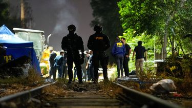 Policías e investigadores forenses trabajan en el área donde fue hallado el cadáver del ex militar venezolano Roland Ojeda, el 1 de marzo de 2024, en Santiago, Chile.&nbsp;