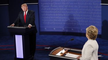 El candidato por el partido Republicano Donald Trump (i) y su rival demócrata Hillary Clinton (d) participan en el debate presidencial este 19 de octubre de 2016, en la Universidad de Nevada en Las Vegas.