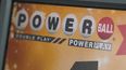 Un cartel anuncia boletos para un sorteo de Powerball en una tienda de alimentación el 7 de noviembre de 2022 en Renfrew, Pensilvania.&nbsp;
