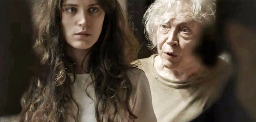 Las actrices Bianca Bin y Nathalia Timberg en una escena de Al otro lado del paraíso.