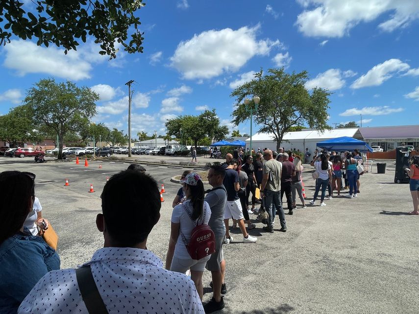 Migrantes cubanos esperan ser atendidos en la oficina de Children and Family.
