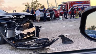 El sábado 19 de marzo, un chofer, dada la velocidad y la imprudencia, provocó un accidente de cuatro vehículos en el MacArthur Causeway y tres personas resultaron lesionadas.