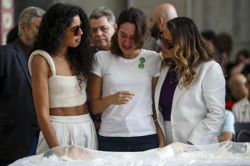 Brasileños como la chef Bela Gil, la directora de cine Dandara Ferreira y Rosangela Janja da Silva, esposa del presidente electo de Brasil, Luiz Inacio Lula da Silva, lloran junto al ataúd de la cantante brasileña Gal Costa durante su velorio en la Asamblea Legislativa de Sao Paulo, Brasil, el 11 de noviembre de 2022.