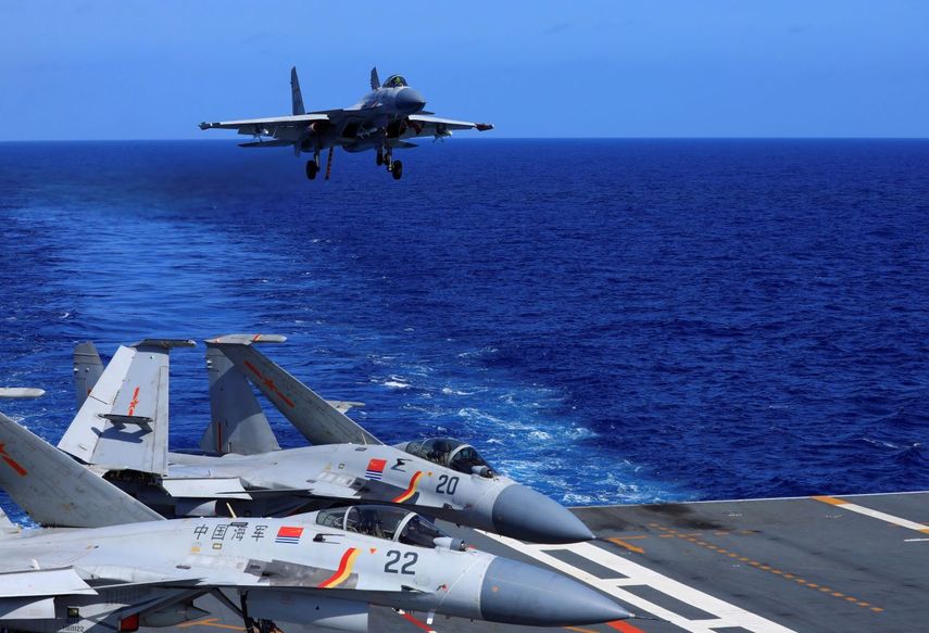 Un caza J-15 a punto de descender en el portaaviones Liaoning de la Armada china durante un entrenamientos militares.&nbsp;