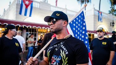 En esta foto de archivo tomada el 16 de julio de 2021, Henry Enrique Tarrio, líder de The Proud Boys, sostiene una bandera estadounidense durante una protesta que muestra su apoyo a los cubanos que se manifiestan contra su gobierno, en Miami, Florida.&nbsp;&nbsp; &nbsp;