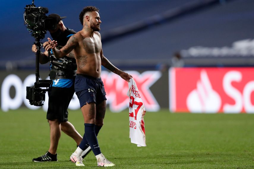 El brasile&ntilde;o Neymar abandona el terreno luego de intercambiar camiseta con&nbsp;Marcel&nbsp;Halstenberg, del Leipzig,&nbsp;en la semifinal de la Liga de Campeones 2020