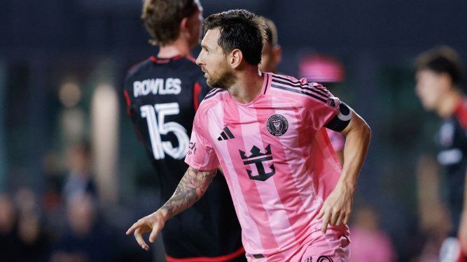 El delantero argentino del Inter de Miami, Lionel Messi #10, celebra su primer gol durante el partido de la temporada regular de la Major League Soccer (MLS) entre el Inter Miami CF y el DC United en el Chase Stadium en Fort Lauderdale, Florida, el 20 de septiembre de 2025. El delantero argentino del Inter de Miami, Lionel Messi #10, celebra su primer gol durante el partido de la temporada regular de la Major League Soccer (MLS) entre el Inter Miami CF y el DC United en el Chase Stadium en Fort Lauderdale, Florida, el 20 de septiembre de 2025.