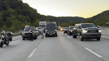 Esta imagen, difundida por el Departamento de Bomberos de Mount Vernon, muestra el tránsito detenido durante un tiroteo en la carretera interestatal 75, el sábado 7 de septiembre de 2024, al norte de London, Kentucky.&nbsp;
