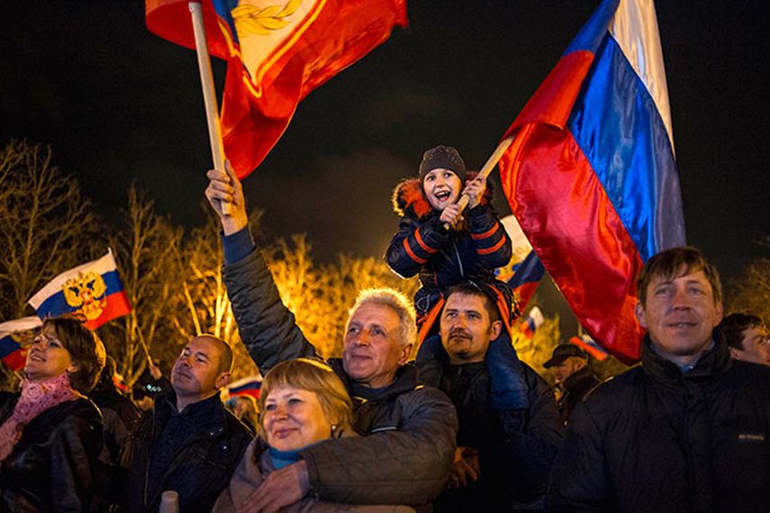 Manifestantes prorrusos celebran en la plaza de Sebastopol, Ucrania, los resultados del referéndum celebrado en Crimea para decidir la separación de la península de esta nación. (Foto de AP/Andrew Lubimov)