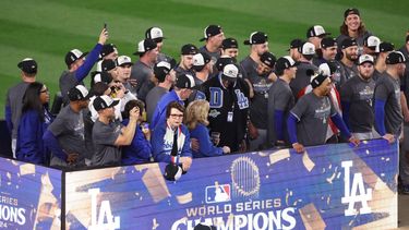 Los Dodgers celebran tras haber conquistado la Serie Mundial ante los Yanquis de Nueva York en cinco juegos