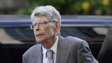 El escritor Stephen King llega a una corte federal antes de declarar a favor del Departamento de Justicia en su intento por bloquear la propuesta fusión de dos de las editoriales más grandes del mundo, Penguin Random House y Simon & Schuster, el martes 2 de agosto de 2022 en Washington.&nbsp;