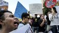 Los manifestantes cantan durante un mitin en apoyo a la Acción Diferida por Llegadas de la Niñez (DACA) en el Edificio Edward Roybal Federal en el centro de Los Ángeles, California el pasado 1 de septiembre.&nbsp;