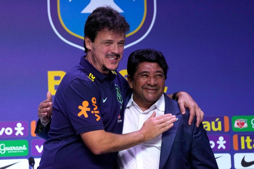 En foto del 5 de julio del 2023, el seleccionador de Brasil, Fernando Diniz, junto al presidente de la Confederación de Fútbol de Brasil, Ednaldo Rodrigues, se saludan durante su presentación en Río de Janeiro.