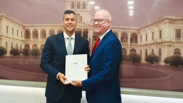 El presidente de Paraguay, Santiago Peña, y el secretario de la ARC, Orlando Gutiérrez-Boronat.