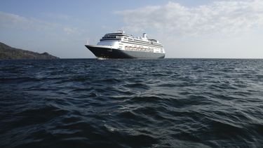 El crucero Zaandam se mantiene frente a la Ciudad de Panam&aacute; mientras aguarda a cruzar el Canal con rumbo a Florida. Varios pasajeros han fallecido y hay otros casos confirmados de COVID-19 a bordo.&nbsp;