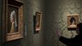 En esta foto del 20 de junio de 2014, una visitante toma una foto En esta foto de la obra maestra del siglo XVII La joven de la perla de Johannes Vermeer, en el museo Mauritshuis en La Haya, Holanda.&nbsp;