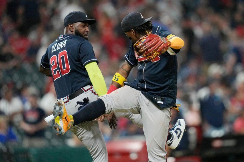Marcell Ozuna (20) y Ronald Acuña Jr., derecha, de los Bravos de Atlanta, celebran después de derrotar a los Guardianes de Cleveland en el juego de béisbol del lunes 3 de julio de 2023, en Cleveland.&nbsp;