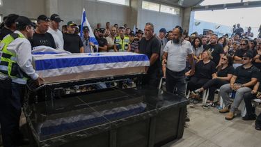 Familiares y amigos asisten al funeral de Alexander Lobanov, uno de los seis cuerpos recuperados de la Franja de Gaza, tras haber sido asesinados por Hamás en cautiverio.