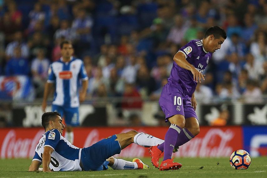 El defensa del RCD Espanyol Marc Roca (izquierda) pelea el balón con el centrocampista colombiano del&nbsp;Real&nbsp;Madrid, James Rodríguez