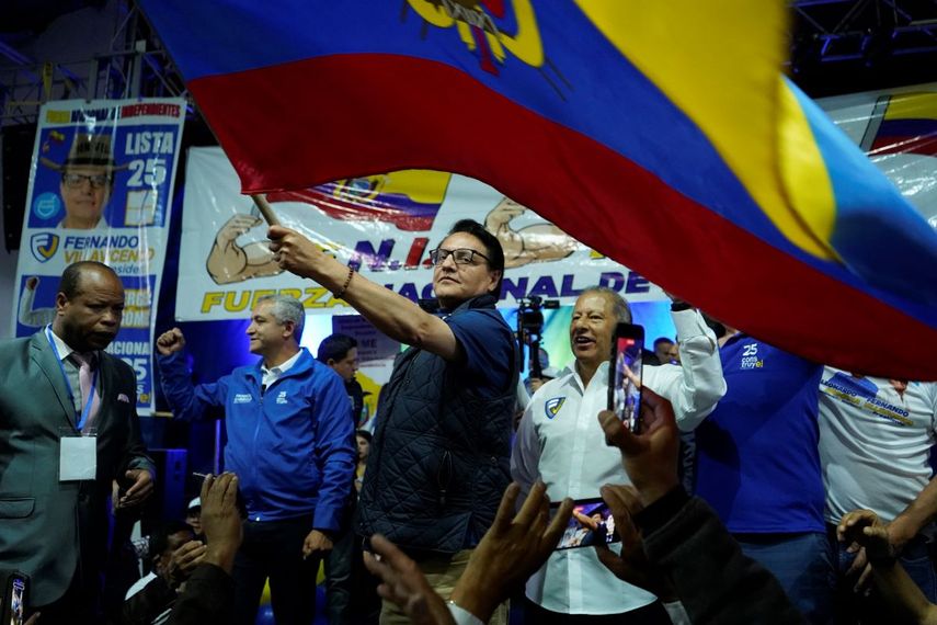 El candidato presidencial Fernando Villavicencio ondea una bandera de Ecuador en un acto de campaña en un colegio minutos antes de ser asesinado a tiros a la salida de ese recinto educativo en Quito, Ecuador, el miércoles 9 de agosto de 2023