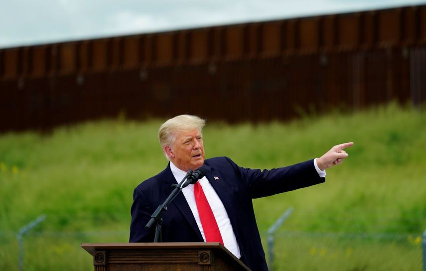 El expresidente Donald Trump durante una visita a una sección inconclusa del muro fronterizo con el gobernador de Texas, Greg Abbott, en Pharr, Texas, el 30 de junio 2021.