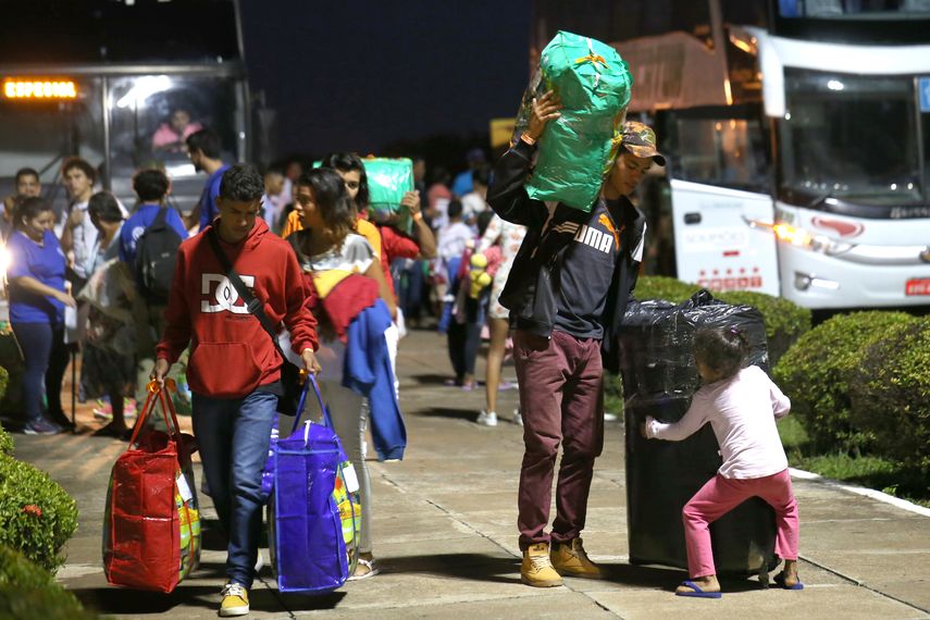 Los inmigrantes fueron trasladados en autobuses hasta el albergue Latife Salomão, inaugurado el pasado 24 de abril, y al de Santa Tereza, que tiene capacidad para 500 personas y fue abierto este domingo para recibir a los venezolanos.