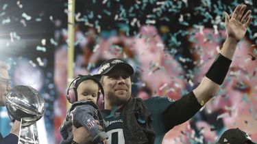 El quarterback de los Philadelphia Eagles, Nick Foles con su hija Lily James Foles, luego de ganar la codiciada copa del Super Bowl.&nbsp;