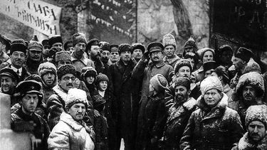 Los líderes soviéticos, incluidos Trotski y Lenin, en la Plaza Roja de Moscú, URSS, celebrando el segundo aniversario de la Revolución de Octubre. 7 de noviembre de 1919. 
