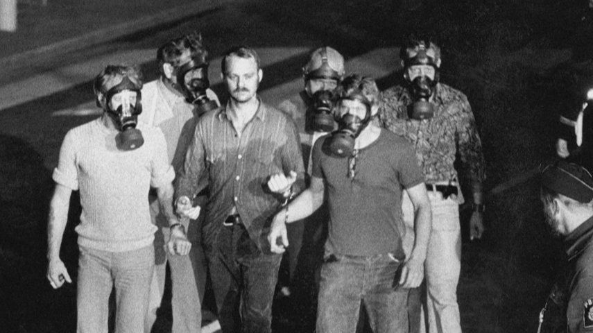 El 28 de agosto de 1973, agentes de policía con máscaras de gas se llevan esposado a Jan-Erik Olsson en Estocolmo, tras un atraco.&nbsp;