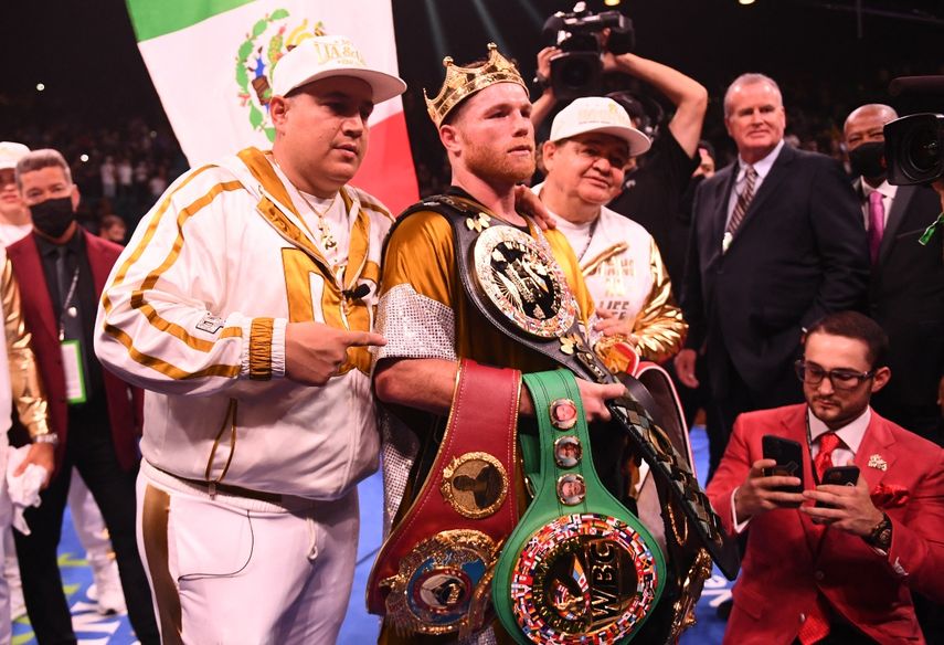 El mexicano Saúl Canelo Álvarez posa con los cinturones ganados en su historia