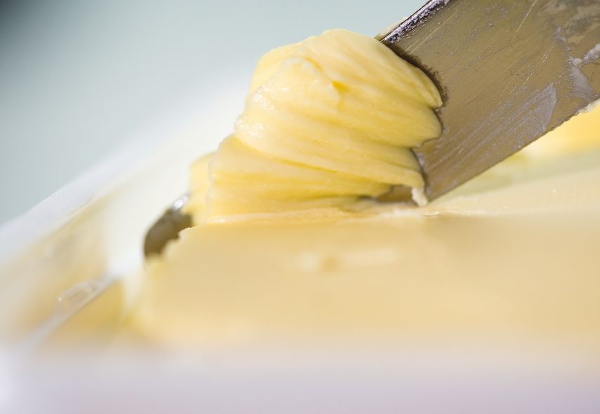 La margarina contiene sustancias esenciales para nuestro organismo y, a diferencia de la mantequilla, está hecha en base a aceites vegetales.