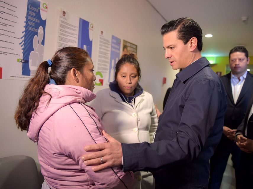 Peña Nieto visitó el Hospital Regional de Alta Especialidad de Zumpango, donde conversó con los pacientes internados allí con motivo de los hechos ocurridos en el Mercado San Pablito.