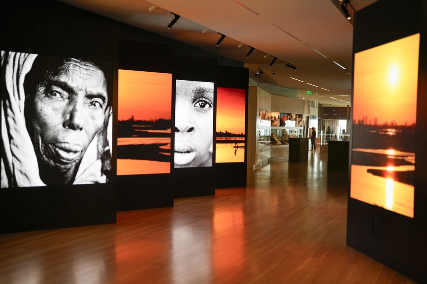 Visitantes recorren el recién inaugurado Museo Internacional Afroestadounidense el sábado 24 de junio de 2023, en Charleston, Carolina del Sur.