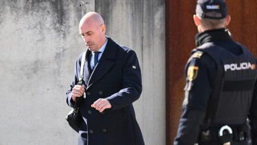 El expresidente de la Federación Española de Fútbol, Luis Rubiales, abandona la corte en San Fernando de Henares, el 3 de febrero de 2025.