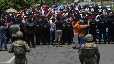 En esta imagen de archivo, tomada el 5 de junio de 2019, las autoridades mexicanas frenan a una caravana de migrantes que había cruzado la frontera desde Guatemala, cerca de Metapa, en el estado de Chiapas, México.