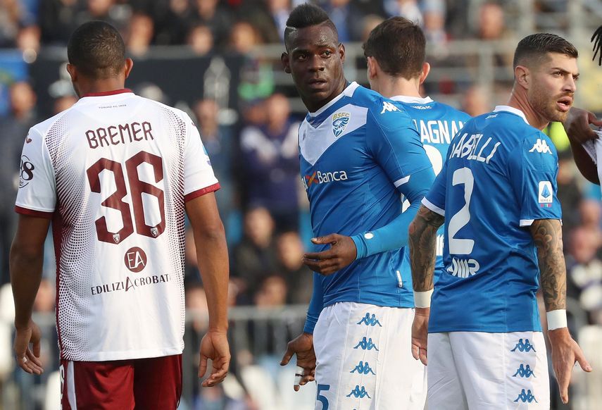 Esta foto de archivo del s&aacute;bado 9 de noviembre del 2019 muestra al goleador del Brescia Mario Balotelli, centro, durante un partido de la Serie A contra el Torino en el estadio Mario Rigamonti en Brescia, Italia.&nbsp;